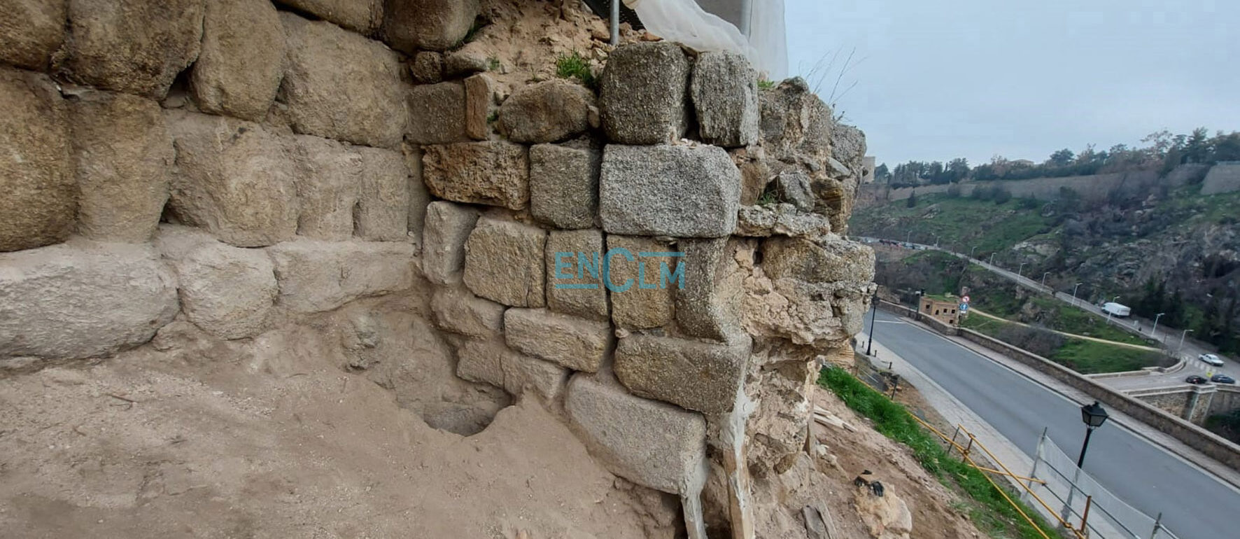 Unos seis metros de la muralla omeya han aparecido en el Paseo de Cabestreros. Estaban "ocultos" bajo la muralla medieval.