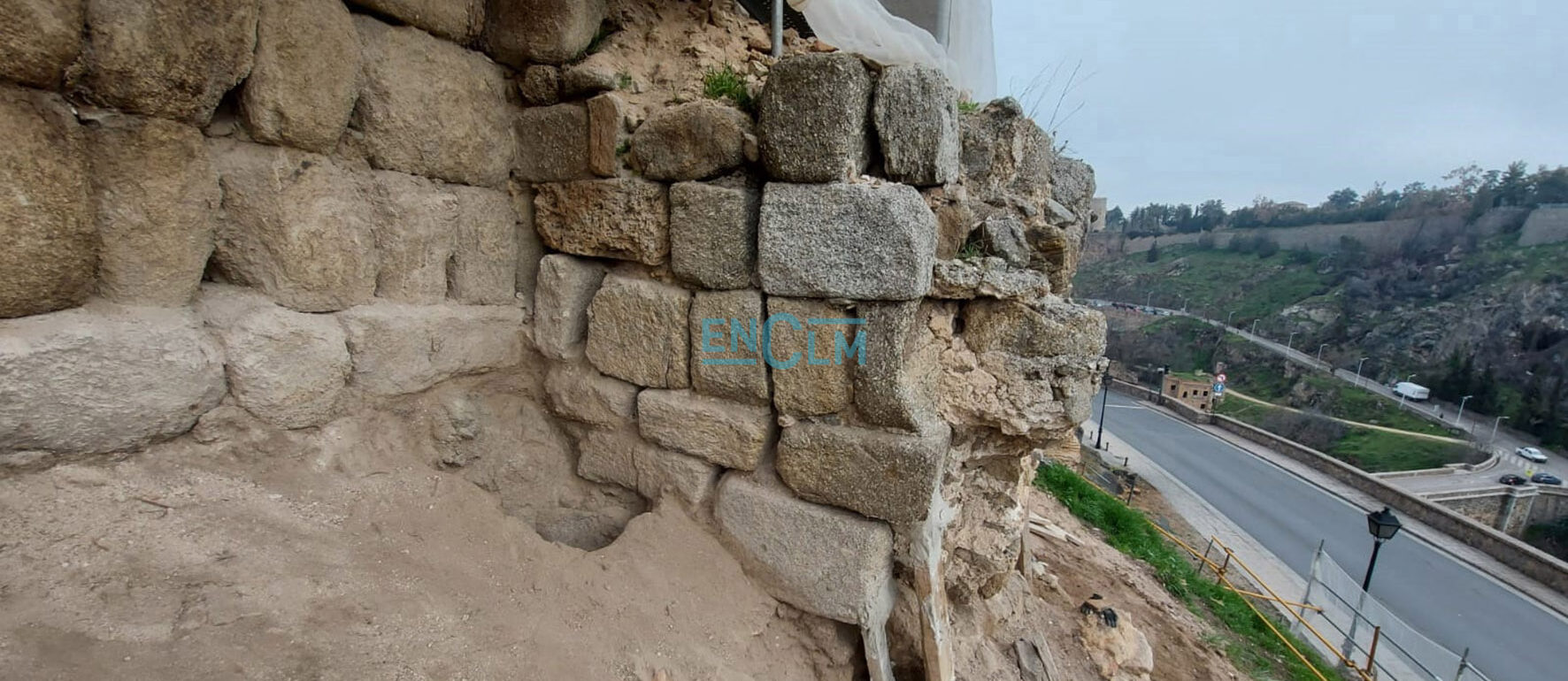 Unos seis metros de la muralla omeya han aparecido en el Paseo de Cabestreros. Estaban "ocultos" bajo la muralla medieval.