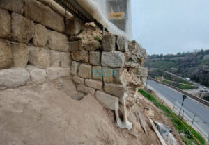 Unos seis metros de la muralla omeya han aparecido en el Paseo de Cabestreros. Estaban "ocultos" bajo la muralla medieval.