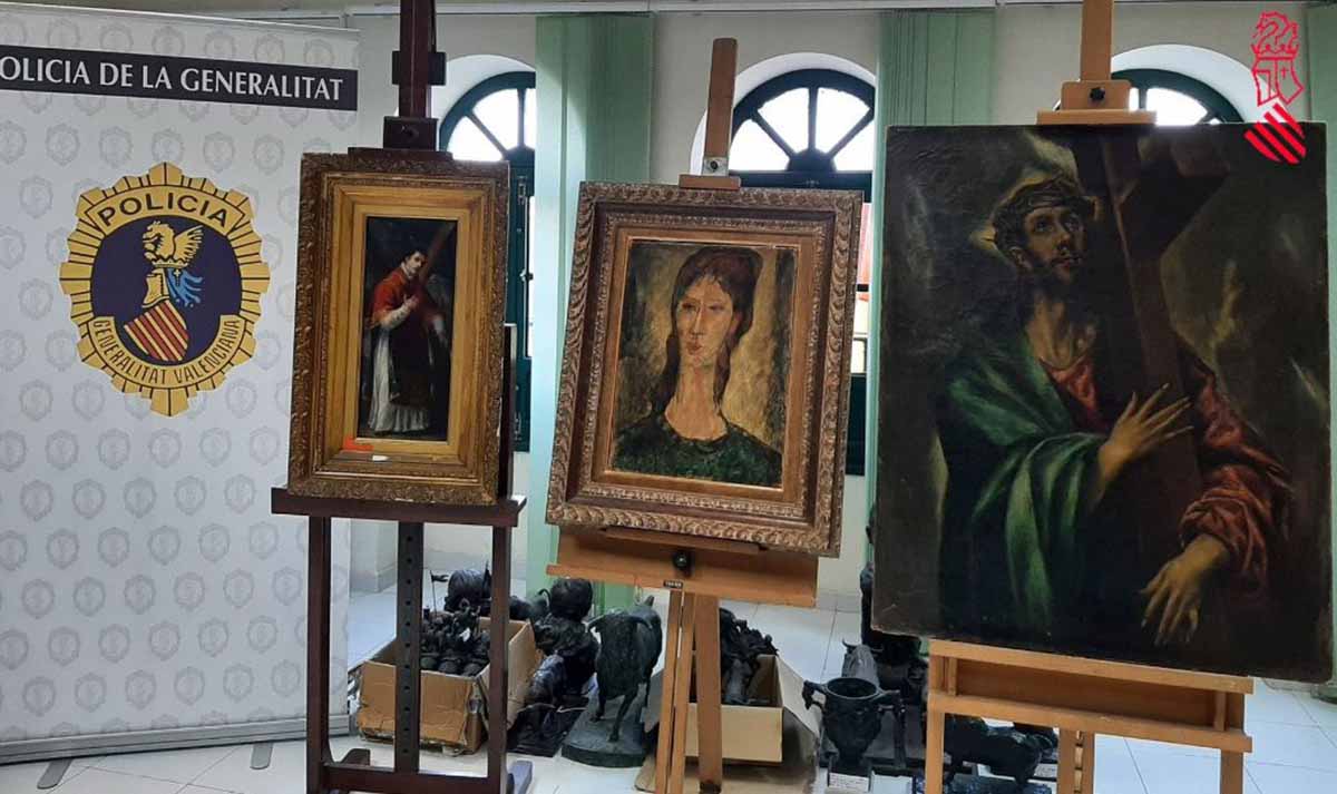 En la foto (derecha), el falso cuadro de El Greco que intentaban vender por más de dos millones. Foto: GVA