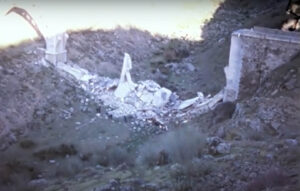 El Puente de la Degollada fue derrumbado en 1973 tras su hundimiento.