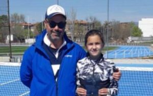 Paco Sánchez, con Marta Ruiz, la campeona del Provincial alevín de tenis