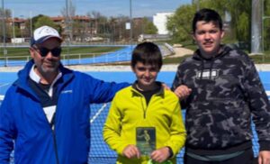 En el centro, Sergio Núñez, campeón provincial alevín