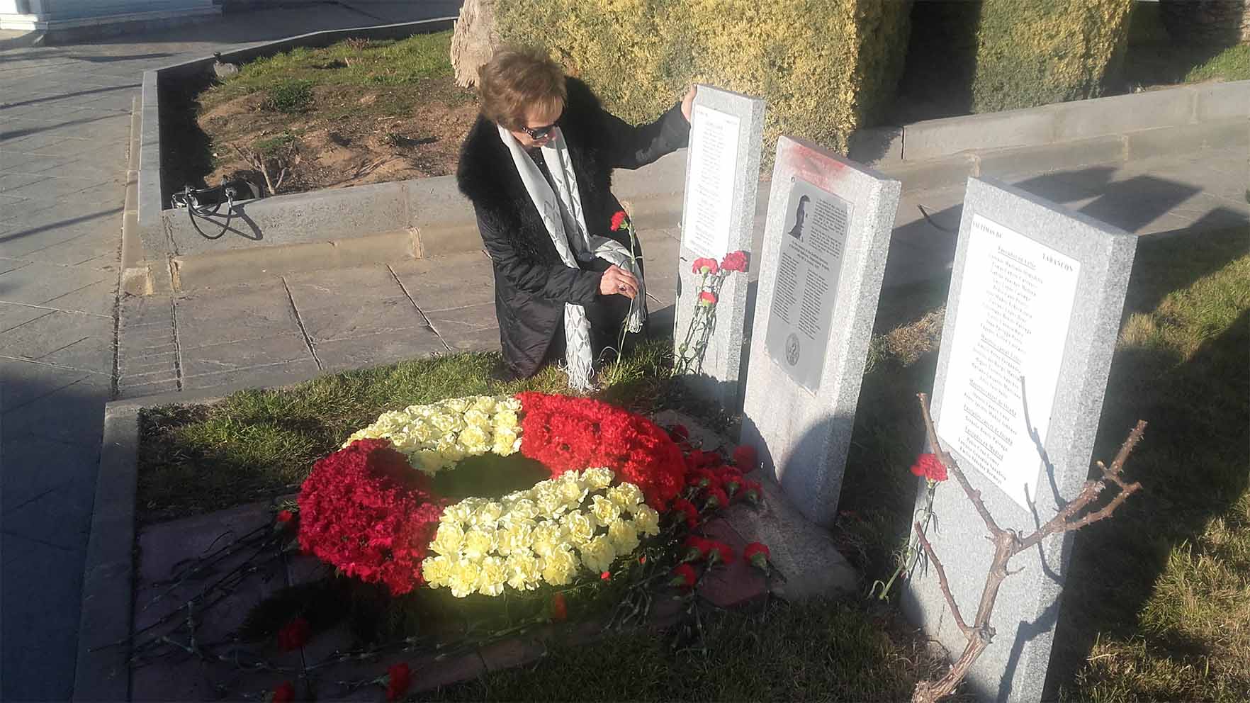 Amparo Moreno junto a la tumba de su padre, asesinado en Mauthausen.