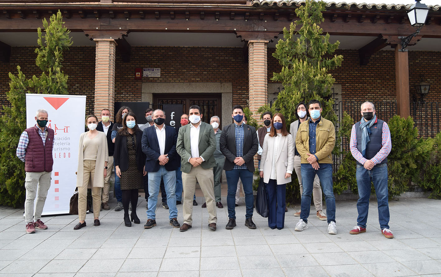 Tomás Palencia, en el centro de la imagen, con los miembros de su nueva Junta Directiva.