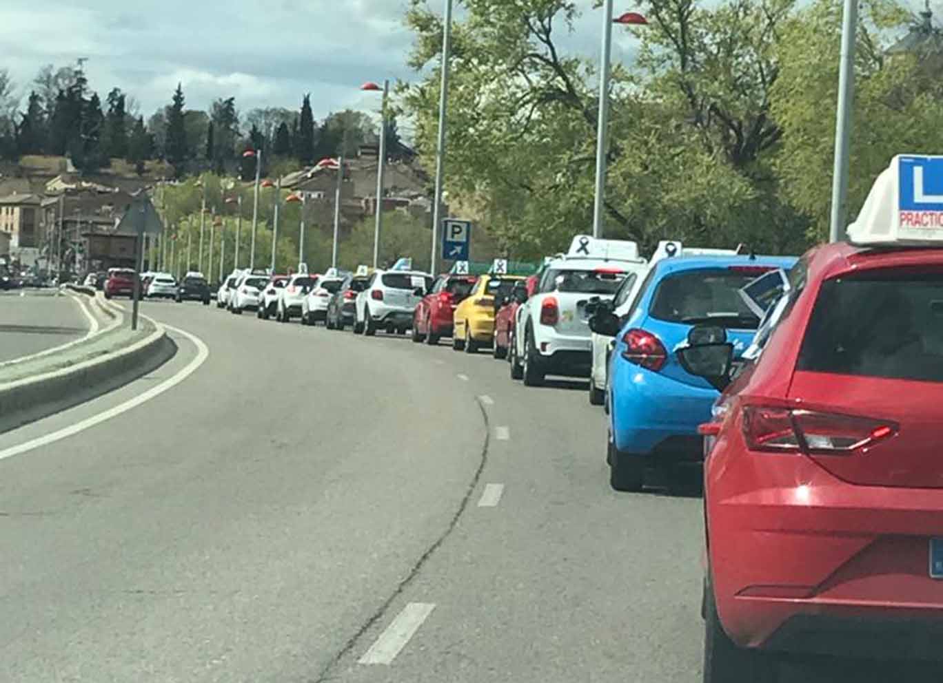 En fila por las calles de Toledo, más de 70 autoescuelas han marchado para pedir más examinadores.