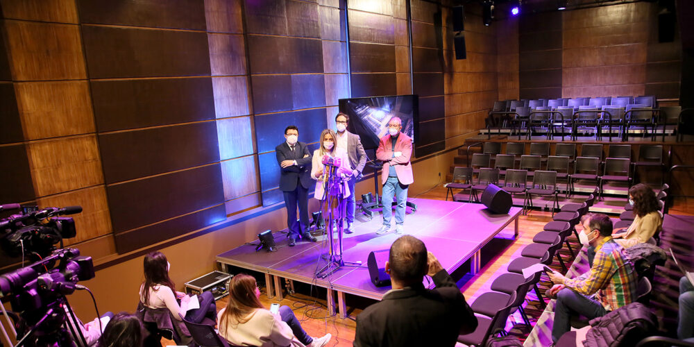 La alcaldesa, Milagros Tolón, durante la inauguración del Cafetín del Teatro de Rojas, un nuevo espacio para la cultura.