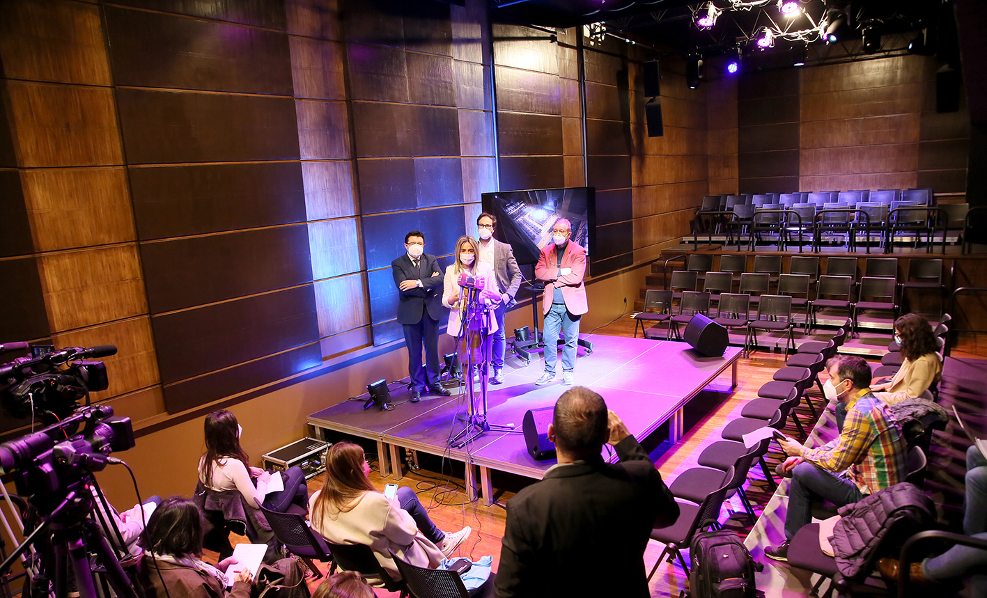 La alcaldesa, Milagros Tolón, durante la inauguración del Cafetín del Teatro de Rojas, un nuevo espacio para la cultura.