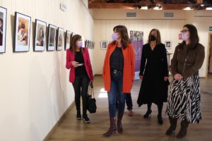 Blanca Fernández, en la exposición que tiene lugar en Sonseca