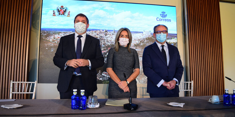 Juan Manuel Serrano, presidente de Correos; Milagros Tolón, alcaldesa de Toledo; y Juan Alfonso Ruiz Molina, consejero de Hacienda y Administraciones Públicas, durante la presentación del Museo Postal que se abrirá en la capital regional el segundo semestre de 2022. Foto: Rebeca Arango.