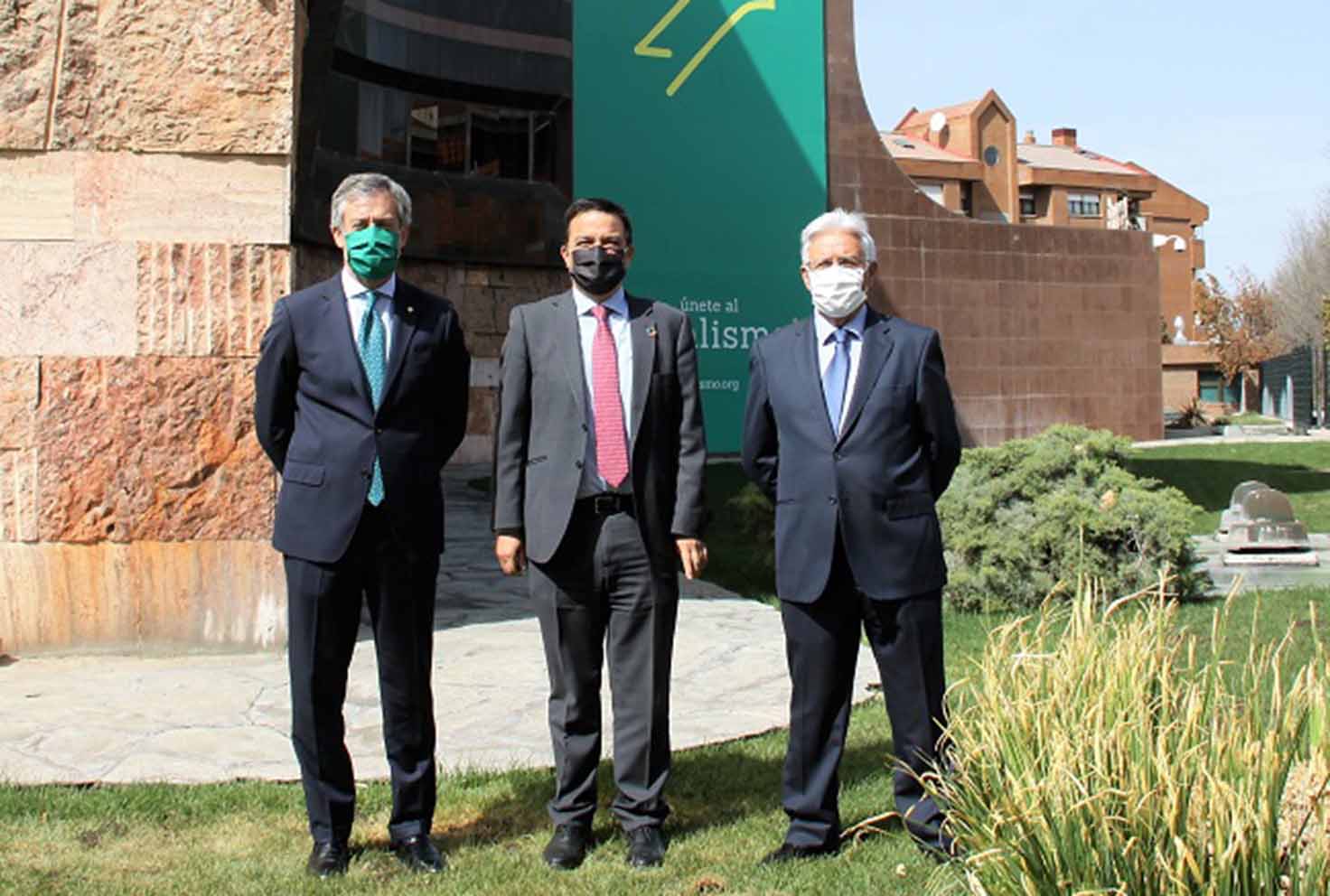 El presidente de Eurocaja Rural, Javier López, el consejero de Agricultura, Agua y Desarrollo Rural, Francisco Martínez Arroyo, y el presidente de Recamder, Jesús Ortega