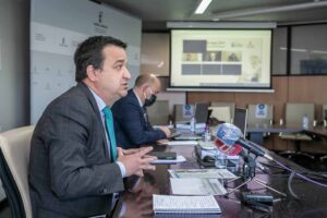El consejero de Agricultura, Agua y Desarrollo Rural, Francisco Martínez Arroyo.