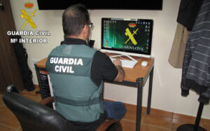 La Guardia Civil ha detenido a un hombre y una mujer por seis presuntos delitos de estafa.