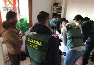 La Guardia Civil, durante uno de los cinco registros realizados en Quintanar de la Orden y en Corral de Almaguer.