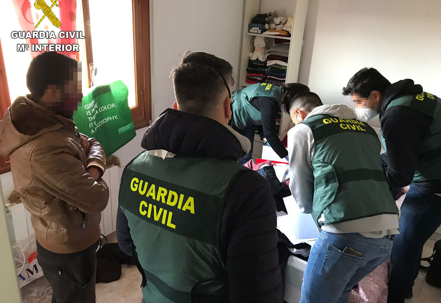 La Guardia Civil, durante uno de los cinco registros realizados en Quintanar de la Orden y en Corral de Almaguer.