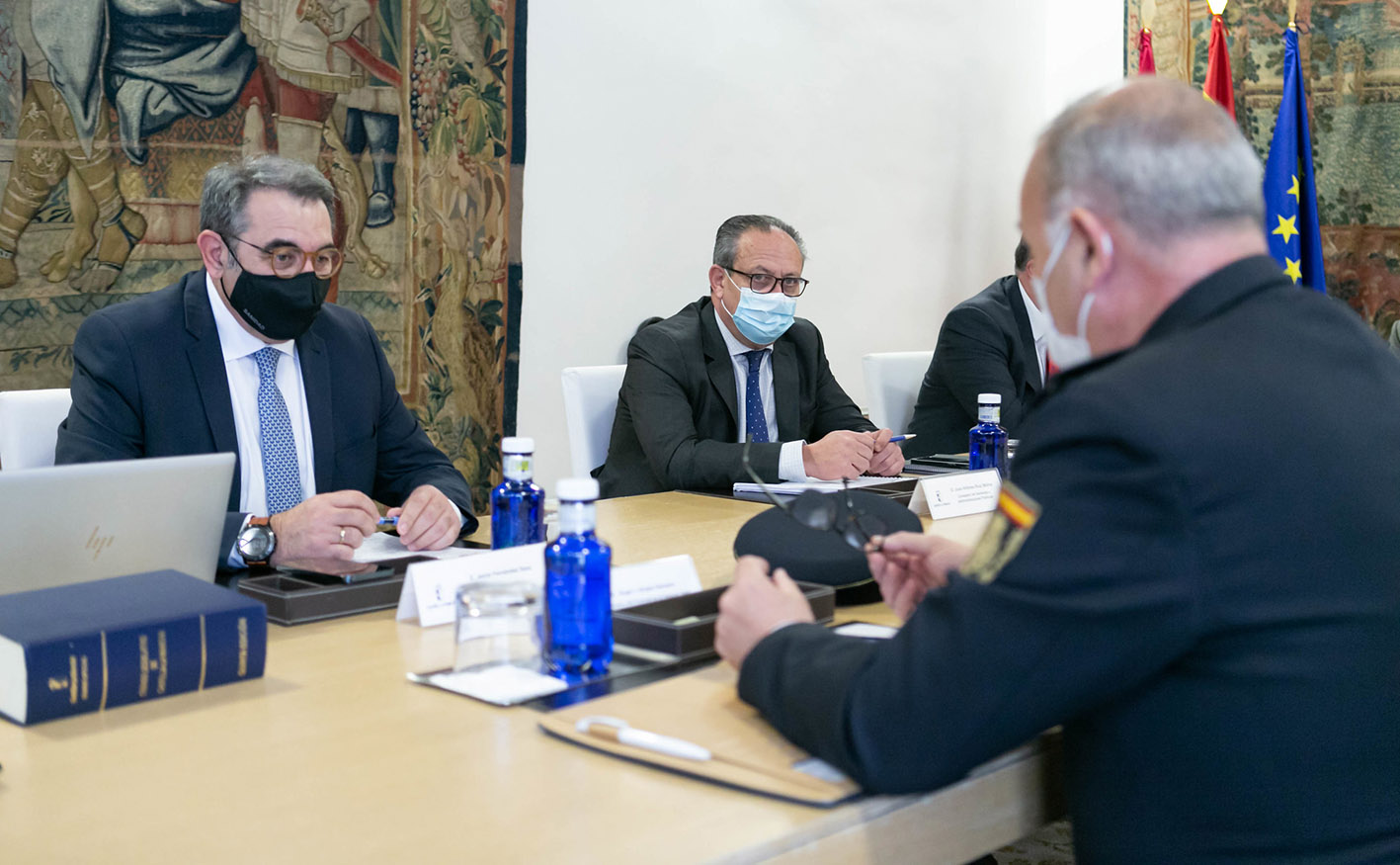 A la izquierda del plano, el consejero de Sanidad e Castilla-La Mancha, Jesús Fernández Sanz.