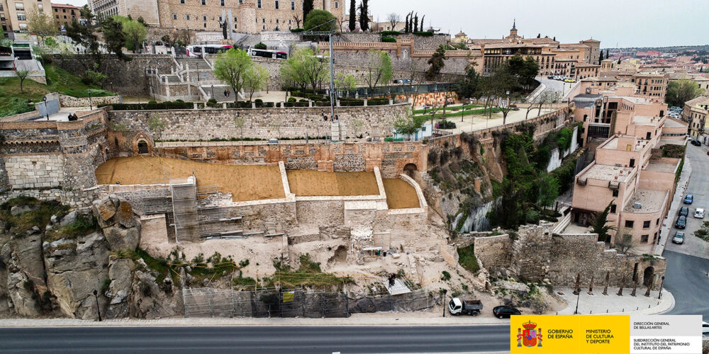 Vista aérea de la muralla, en el Paseo de Cabestreros en Toledo, que está siendo restaurada. Foto: Ministerio de Cultura.