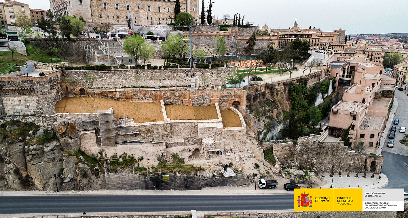 Vista aérea de la muralla, en el Paseo de Cabestreros en Toledo, que está siendo restaurada. Foto: Ministerio de Cultura.