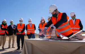 Page, durante la colocación de la primera piedra de la planta del parque solar Escuderos en Altarejos (Cuenca).