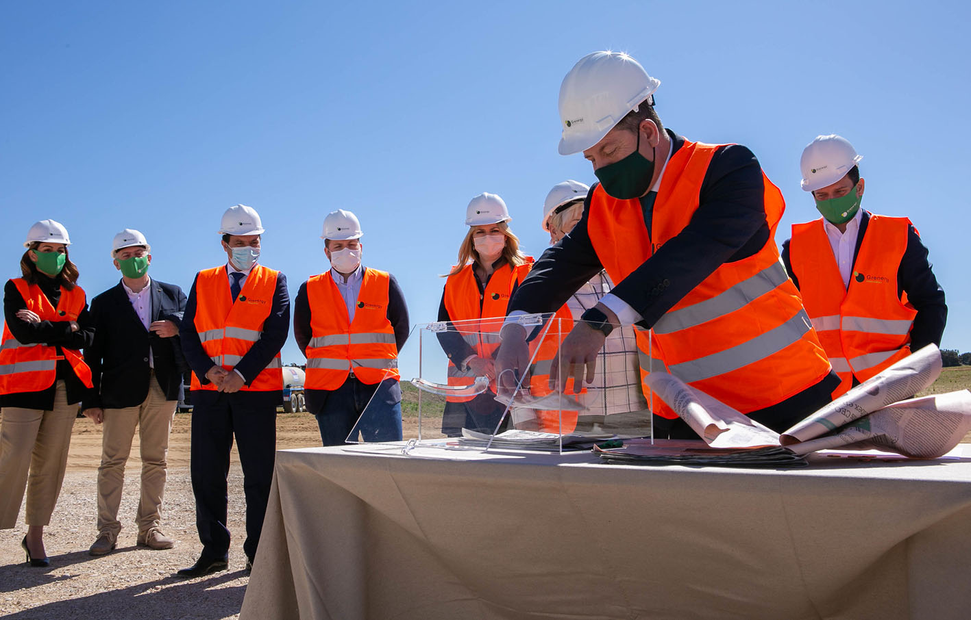 Page, durante la colocación de la primera piedra de la planta del parque solar Escuderos en Altarejos (Cuenca).