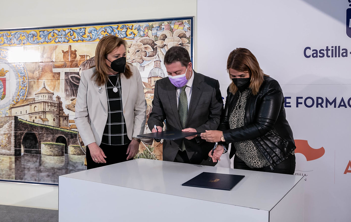 Rosana Rodríguez, consejera de Educación; Page y Tita García Élez, alcaldesa de Talavera, durante la firma del convenio del traslado de edificio de la Escuela de Idiomas.