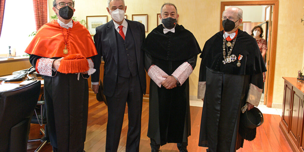 Julián Garde, rector de la UCLM, segundo por la derecha, junto a los anteriores rectores.