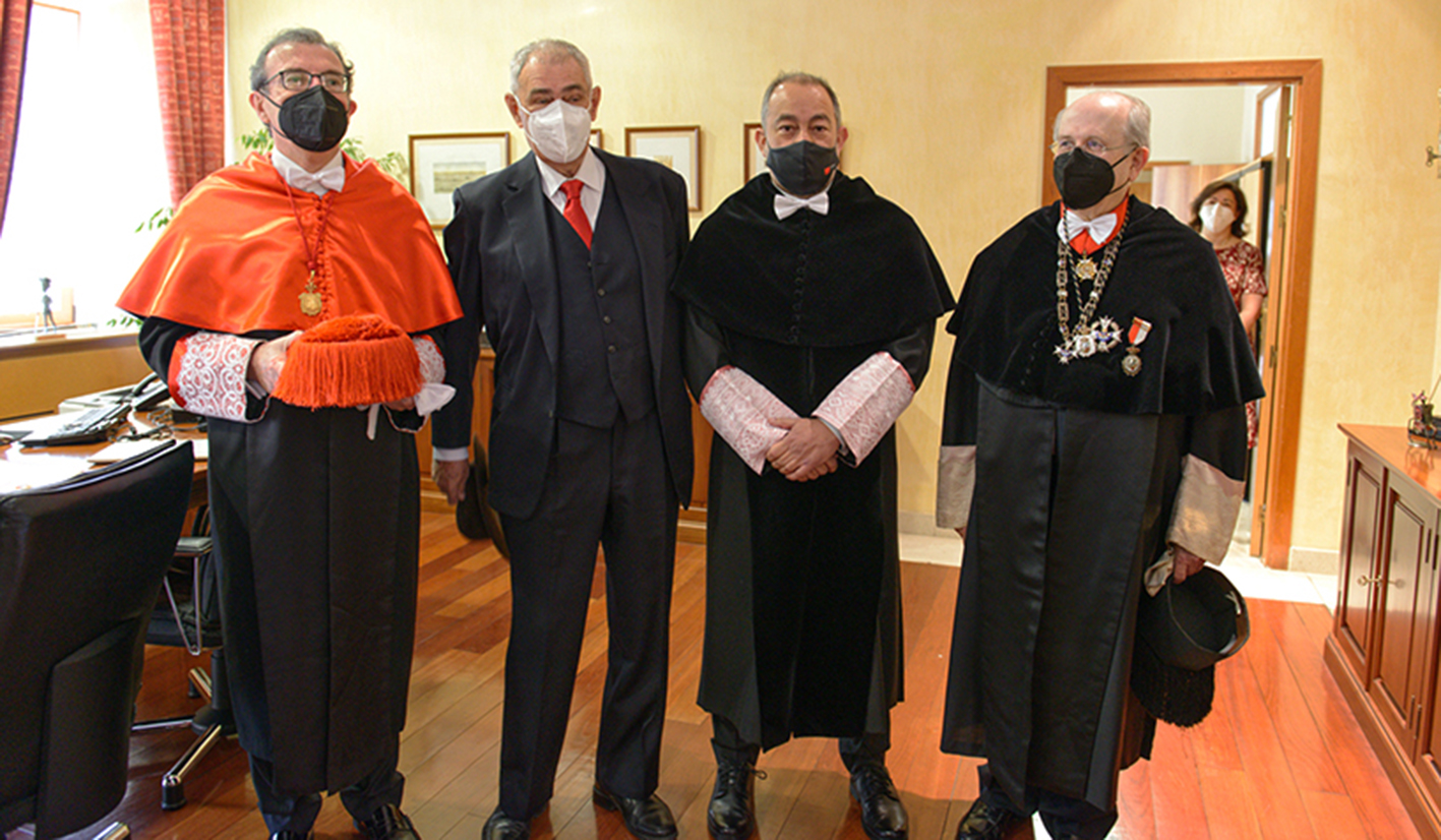 Julián Garde, rector de la UCLM, segundo por la derecha, junto a los anteriores rectores.