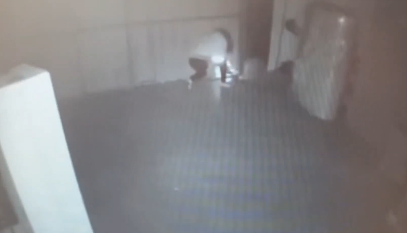 Imagen captada del vídeo facilitado por la Guardia Civil, en el momento de la actuación de uno de los delincuentes.