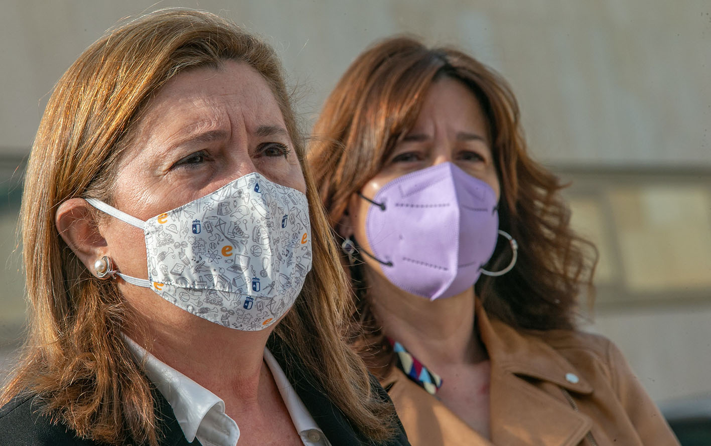 Rosana Rodríguez, consejera de Educación; junto a Blanca Fernández, portavoz del Gobierno de CLM.