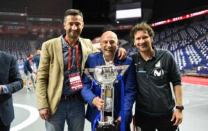 A la izquierda, Javi Lorente, director deportivo del Inter Movistar, Tino Pérez , entrenador, y Chicho, segundo entrenador y preparador físico.