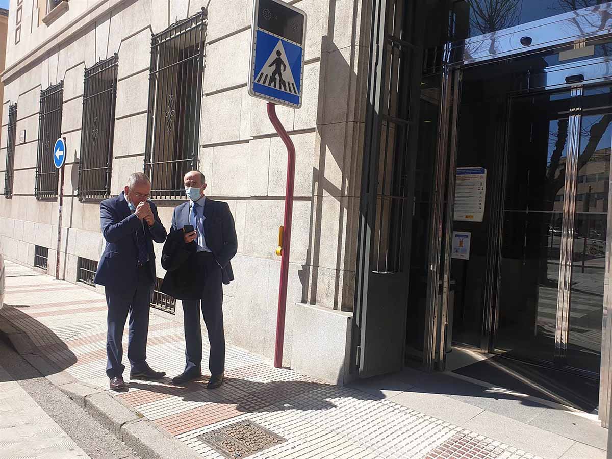 Félix Antolín (izquierda) y el jefe operativo de los GEO, en Guadalajara. Foto: EP