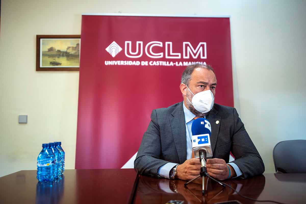 Julián Garde, rector de la UCLM, durante la entrevista