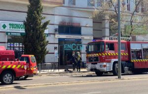 Fachada de la cafetería Oslo, en la avenida de Europa, donde se ha producido un incendio esta misma mañana.