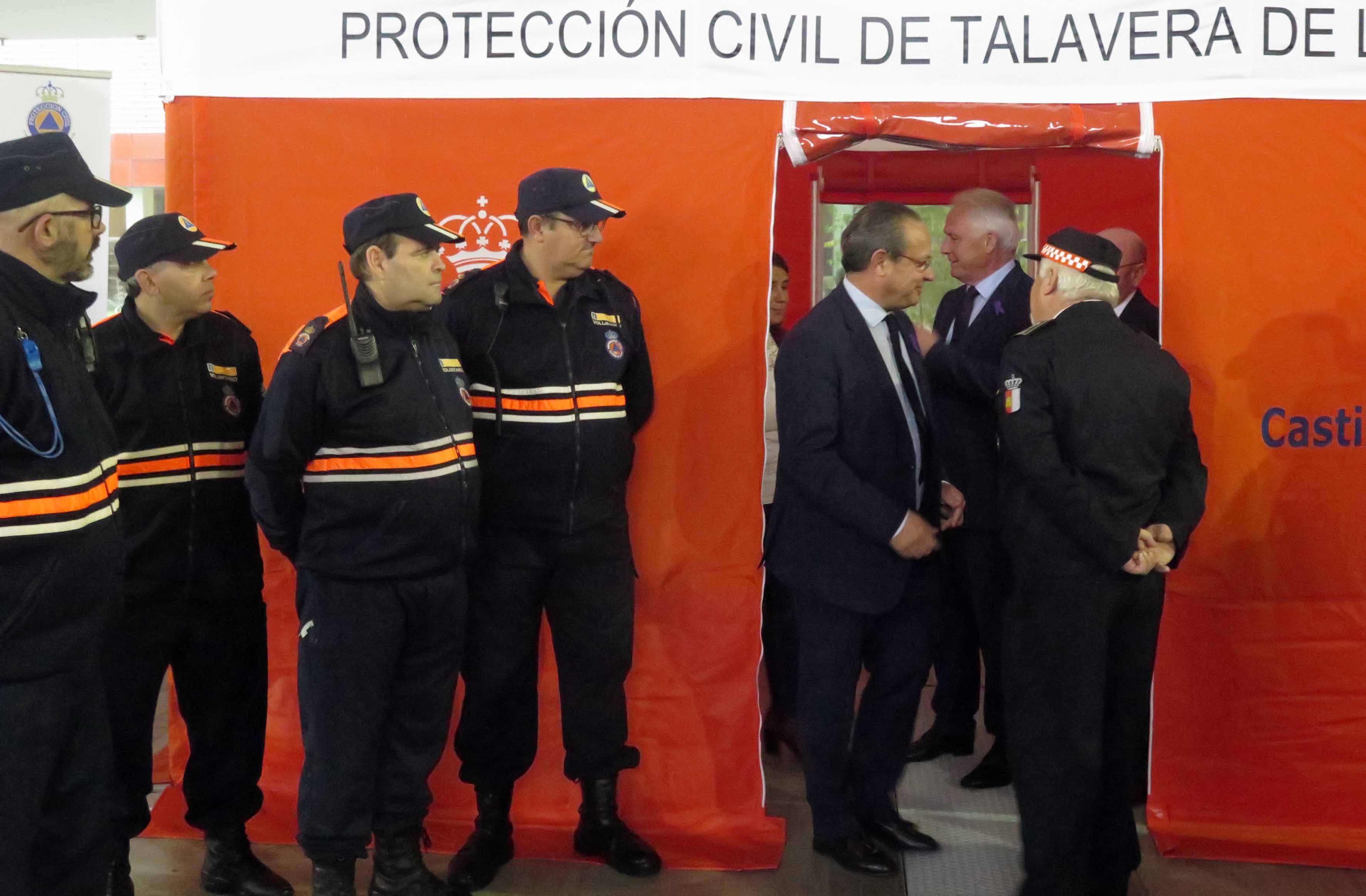 Juan Alfonso Ruiz Molina, junto con miembros de Protección Civil de Talavera.