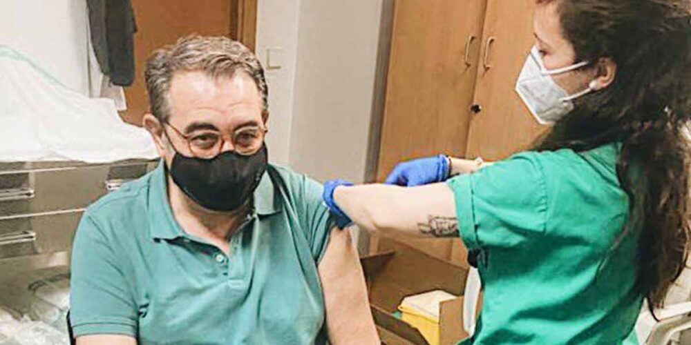 El consejero de Sanidad, en el momento de ser vacunado en el Hospital de Ciudad Real