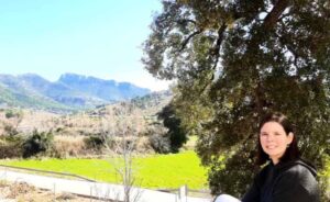 La autora, posando en el pueblo familiar, Bienservida (Albacete)
