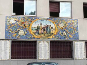 El colegio Cristóbal Colón de Talavera, con el mural cerámico en su fachada