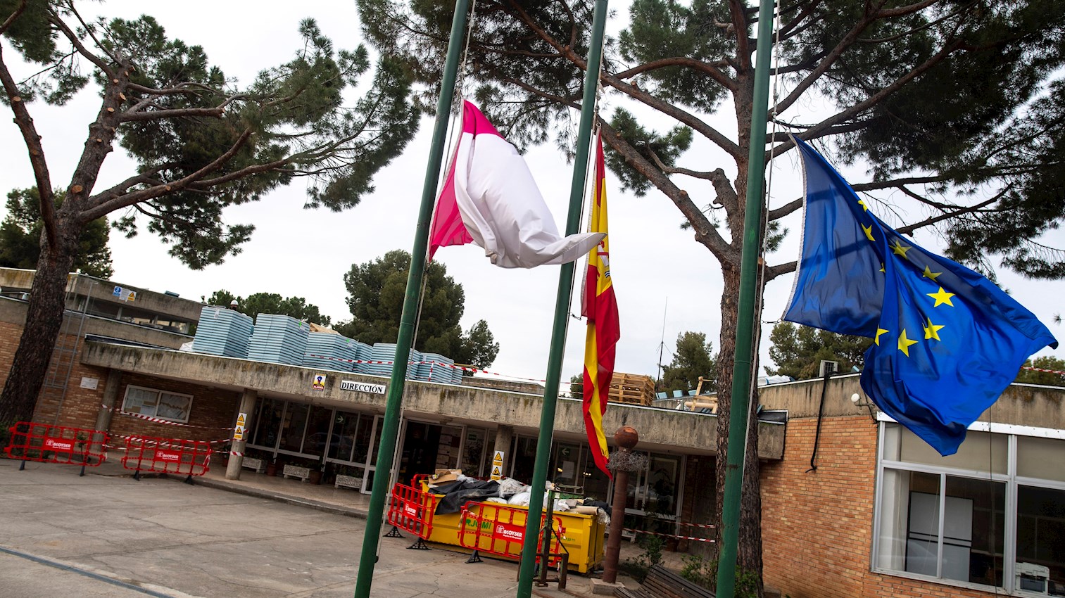 Banderas a media asta en el IES Universidad Laboral de Toledo. Foto: EFE/Ismael Herrero.