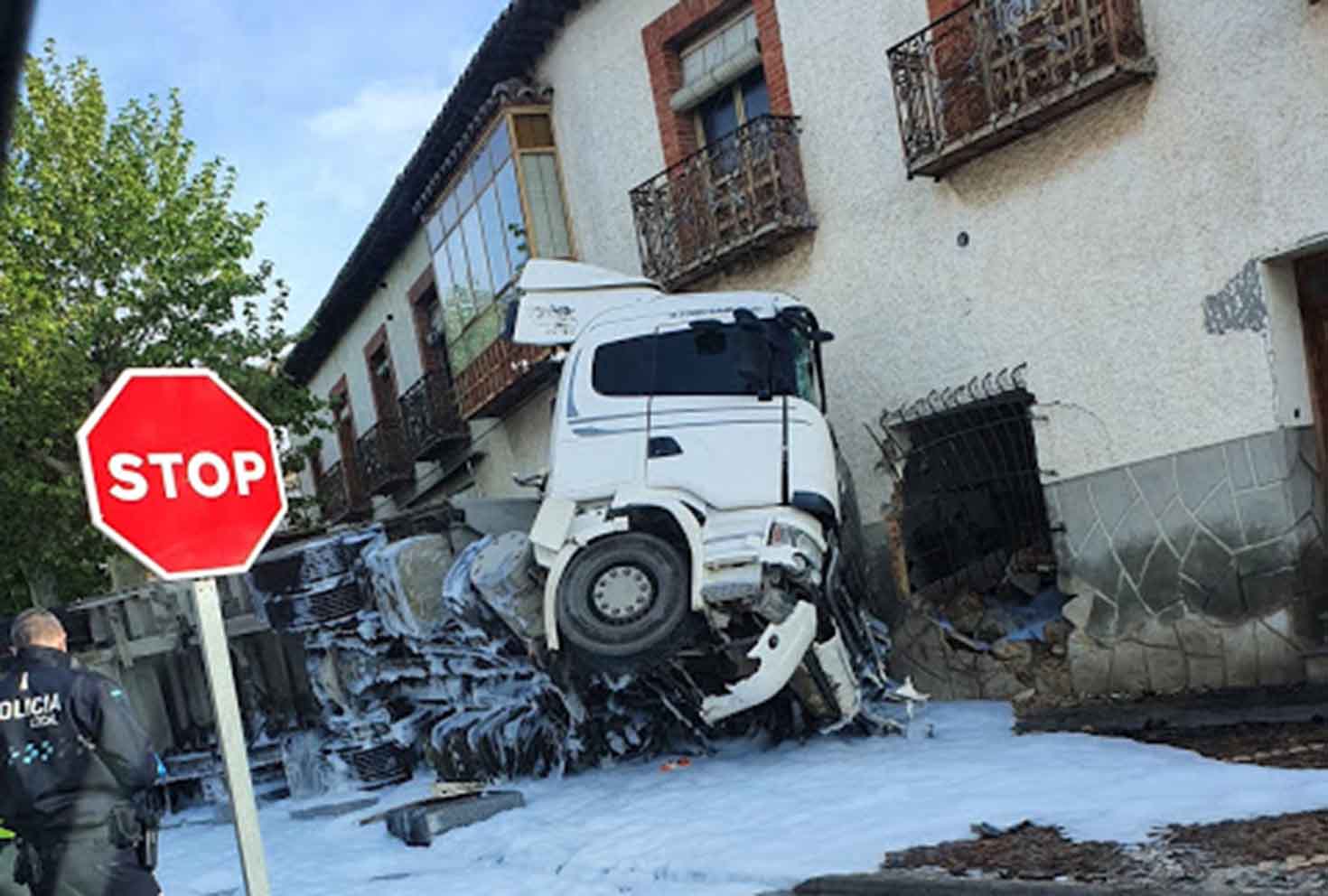 Imagen del camión accidentado contra una panadería en Orgaz.