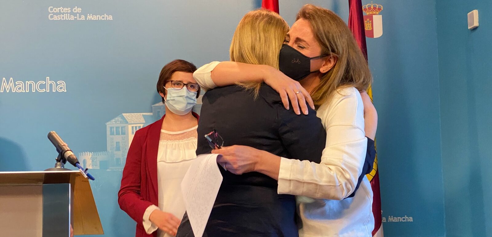 Abrazo entre Úrsula López y Carmen Picazo tras la renuncia de la diputada por Ciudad Real.