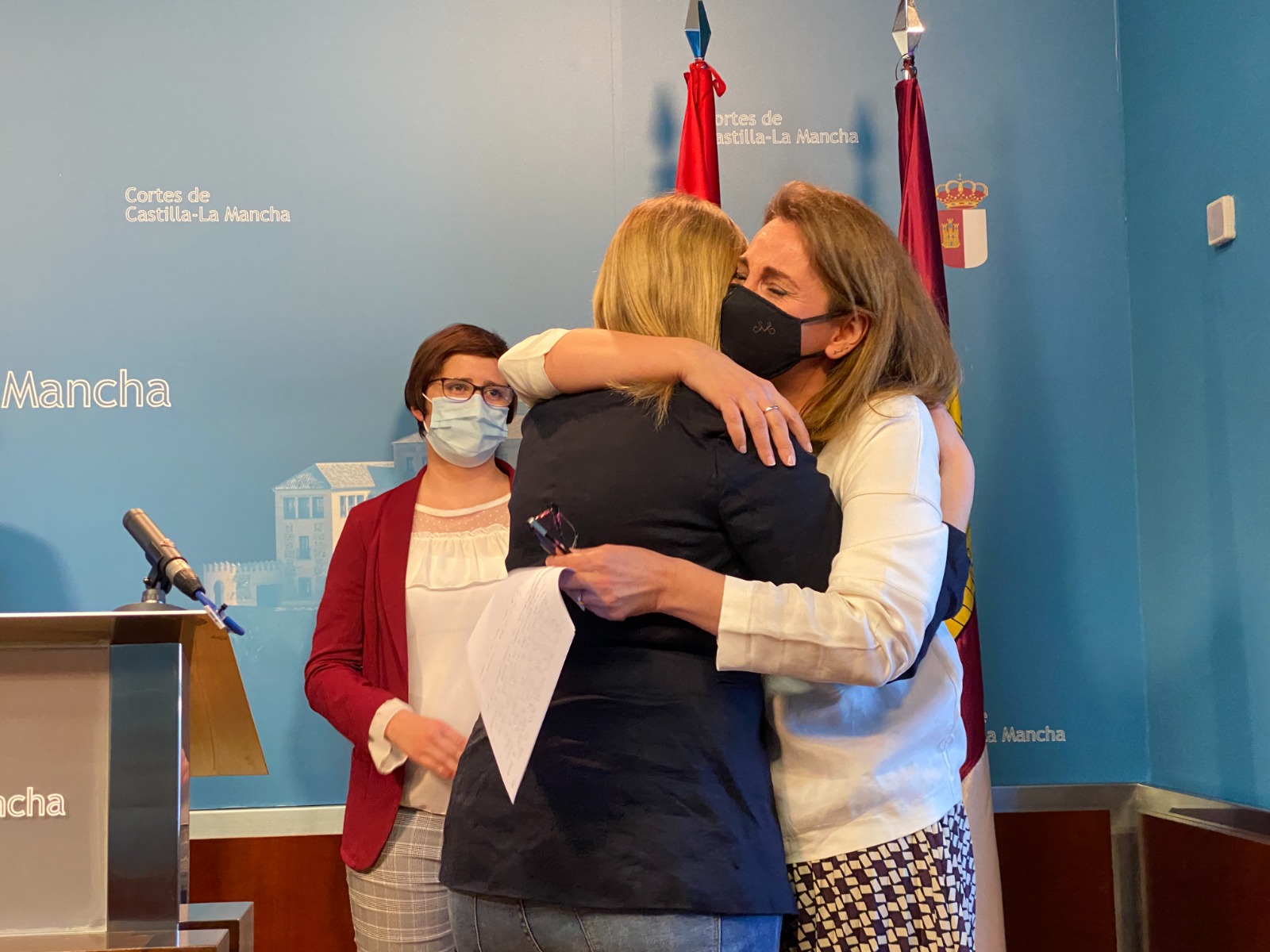 Abrazo entre Úrsula López y Carmen Picazo tras la renuncia de la diputada por Ciudad Real.