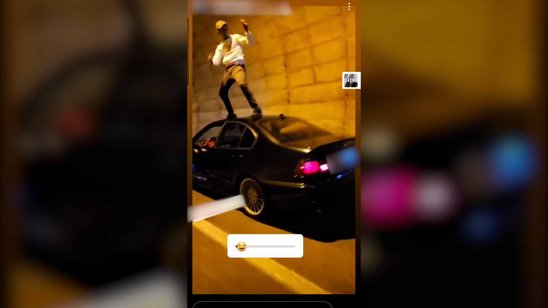 Imagen del joven sobre su coche bailando.