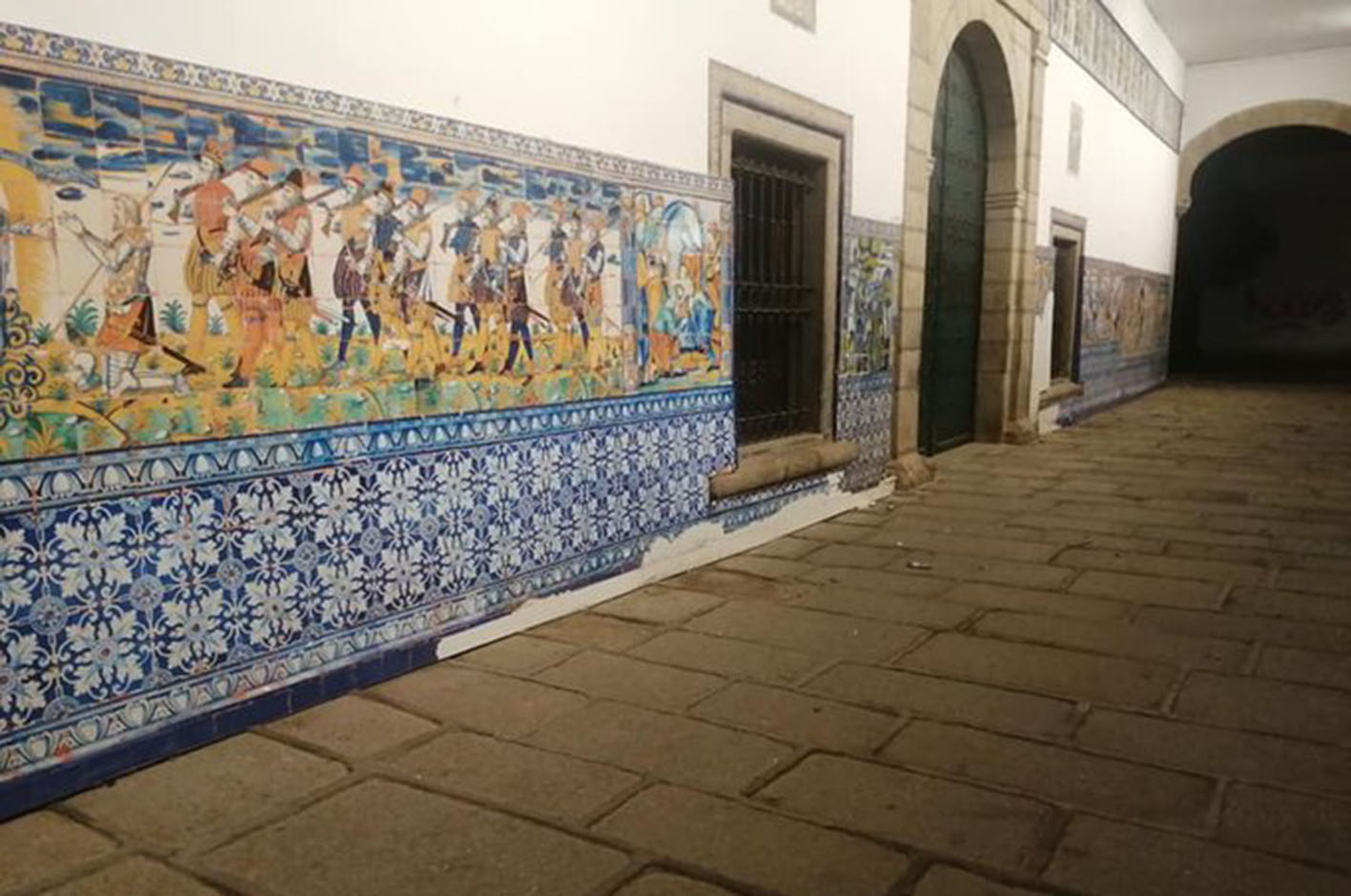 El vandalismo no para: la parte inferior de los azulejos de la fachada de la basílica del Prado fue arrancada.