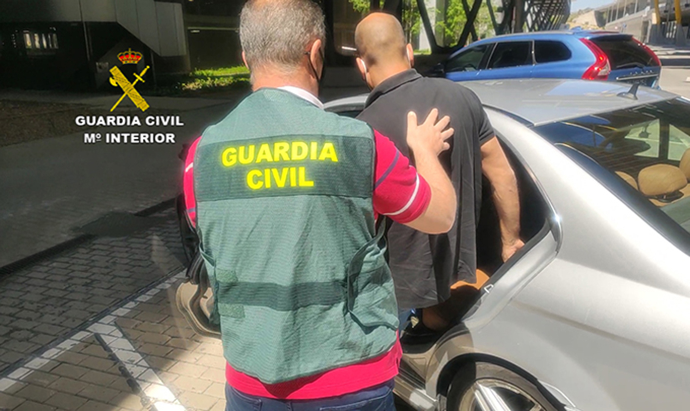 El presunto estafador fue detenido cuando llegó al aeropuerto de Madrid.