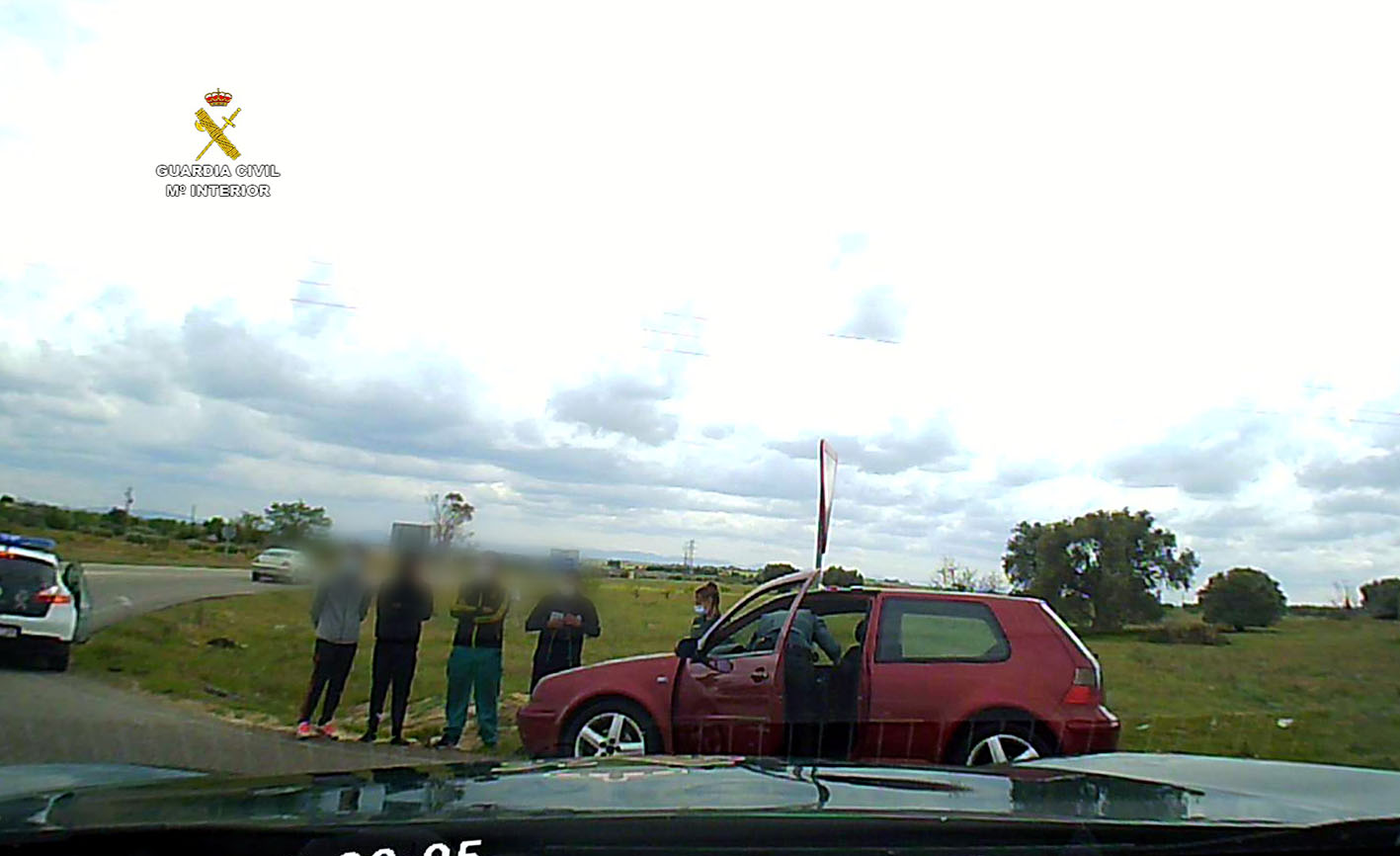 Los cuatro presuntos autores de los hechos, en el momento de su detención por la Guardia Civil.