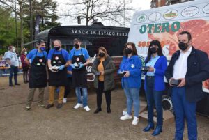Tita García Élez (centro), en el reparto de hamburguesas solidarias