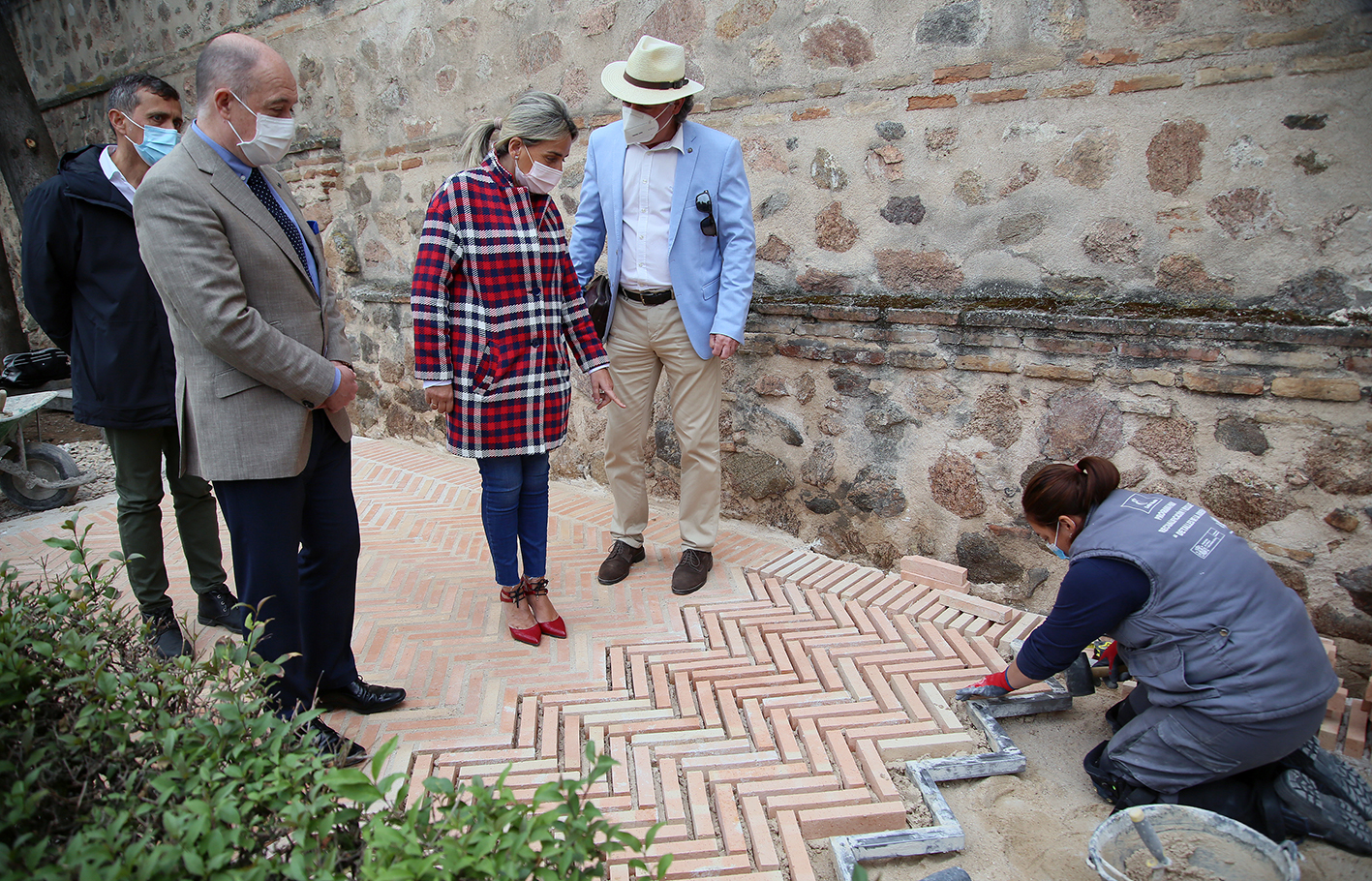 Tolón, alcaldesa de Toledo, durante su visita a los talleres de empleo de los jardines de Alfonso VI.