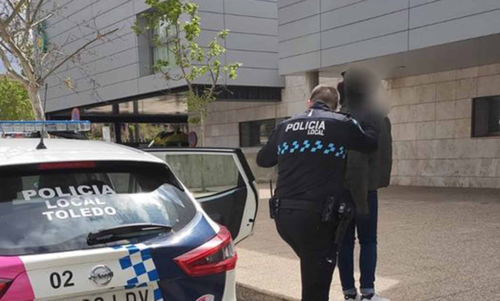 Momento de la detención de la mujer por la presunta agresión a su marido. agresión en Toledo