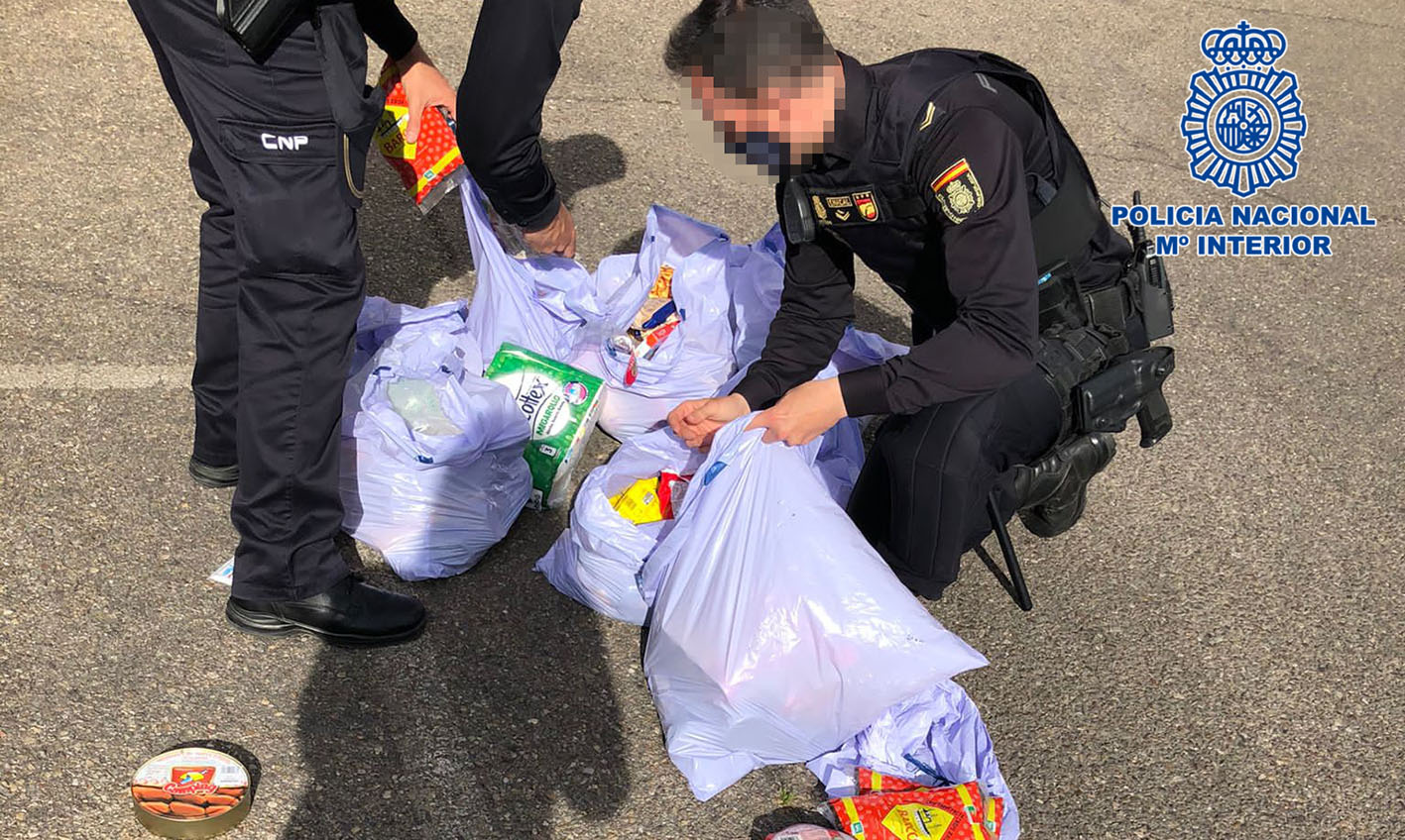 La Policía Nacional inspecciona algunas de las bolsas con los productos robados.