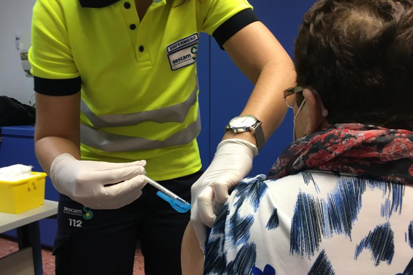 Una mujer mayor de 80 años es vacunada en Albacete.